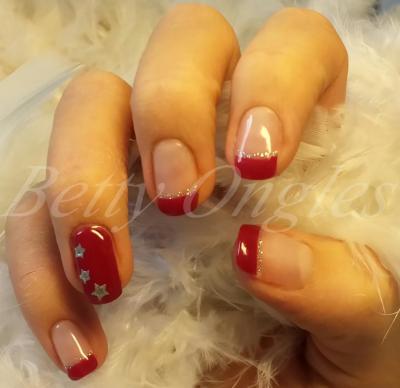 Gel coloré en french et sur tout l'ongle avec stickers étoiles