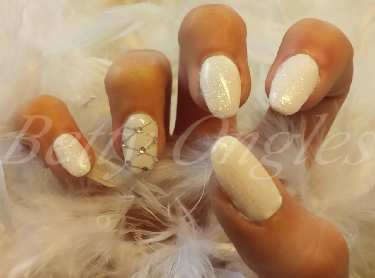  Gel blanc et gloss pailleté