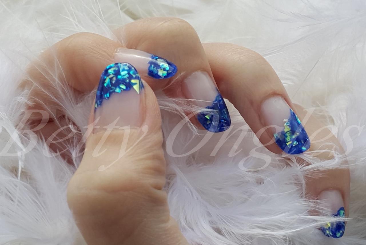 Nail art jeux de lumiére bleu